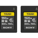 Dwie karty pamięci Sony TOUGH CFexpress typu A: 960 GB i 1920 GB, z prędkościami odczytu/zapisu 800/700 MB/s.