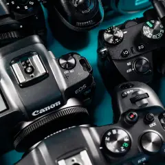 Kamera Nikon, Canon i Sony gotowe do sesji modowej. Zbliżenie na detale aparatów, przyciski i pokrętła.