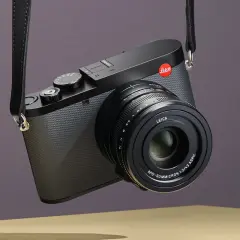 Elegancki aparat Leica z paskiem, gotowy do uchwycenia niezapomnianych chwil. Idealny do fotografii podróżniczej.