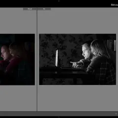 Ojciec z córką oglądają coś na laptopie. Po lewej stronie surowe zdjęcia, po prawej po edycji w czerni i bieli.