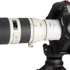 Profesjonalny zestaw Canon z telekonwerterem 2x, obiektywem EF 70-200mm i aparatem EOS-1 na statywie.