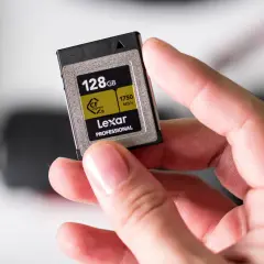 Dłoń trzyma kartę flash Lexar Professional 128GB CFexpress.