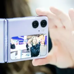 Osoba testuje aparat w nowym składanym telefonie, sprawdzając jego możliwości w kontekście rankingu aparatów w telefonach.