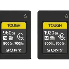 Dwie karty pamięci Sony TOUGH CFexpress typu A: 960 GB i 1920 GB, z prędkościami odczytu/zapisu 800/700 MB/s.