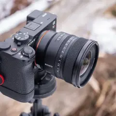 Aparat Sony z obiektywem szerokokątnym, idealny do krajobrazu.