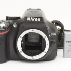 Aparat Nikon D5200 z obiektywem i baterią. Gotowy do uchwycenia niezapomnianych chwil.