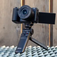 Kompaktowy aparat Sony zve10 na statywie z uchwytem, gotowy do nagrywania filmów.