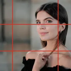Uśmiechnięta kobieta z niebieskimi oczami, jej twarz znajduje się na przecięciu linii w trójpodział fotografia.