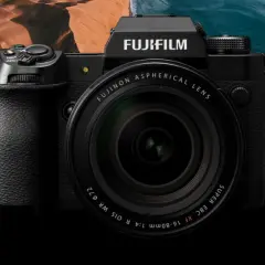 Czarny aparat Fujifilm XH2S z obiektywem Fujinon, gotowy do uchwycenia krajobrazów pustyni i oceanu.