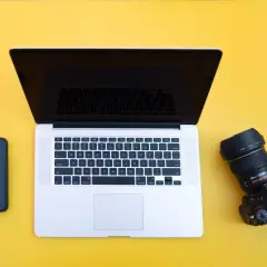 Laptop, smartfon i aparat Nikon. Może być używany z nikon webcam utility do streamowania.