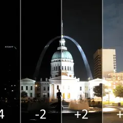 Cztery ujęcia Gateway Arch i otoczenia w St. Louis, pokazujące efekt bracketingu. Od ciemnego do jasnego, z widocznymi detalami budynków i nieba.