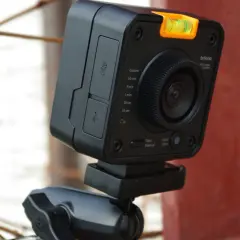 Kamera timelaps Brinno na statywie, gotowa do uchwycenia upływu czasu.