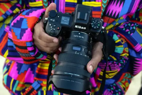 Nikon Z6 z obiektywem 14-24mm f/2.8 S. Idealny aparat na początek przygody z fotografią, w kolorowym stroju.