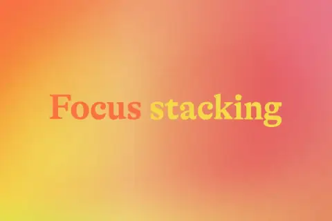 Napis "Focus stacking" na tle gradientu od pomarańczowego do różowego. Technika ta pozwala uzyskać ostrość na całym zdjęciu.