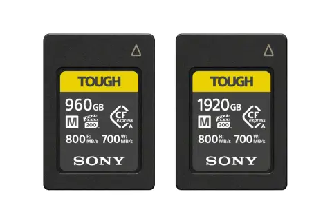 Dwie karty pamięci Sony TOUGH CFexpress typu A: 960 GB i 1920 GB, z prędkościami odczytu/zapisu 800/700 MB/s.