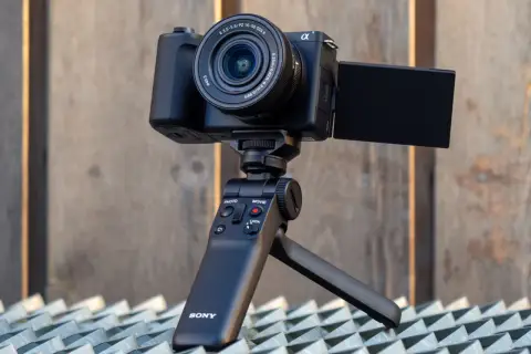 Kompaktowy aparat Sony zve10 na statywie z uchwytem, gotowy do nagrywania filmów.