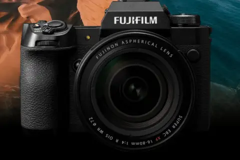 Czarny aparat Fujifilm XH2S z obiektywem Fujinon, gotowy do uchwycenia krajobrazów pustyni i oceanu.
