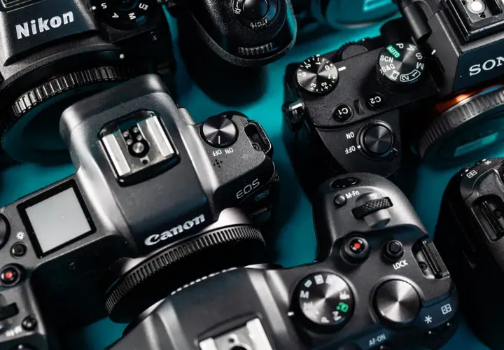 Kamera Nikon, Canon i Sony gotowe do sesji modowej. Zbliżenie na detale aparatów, przyciski i pokrętła.