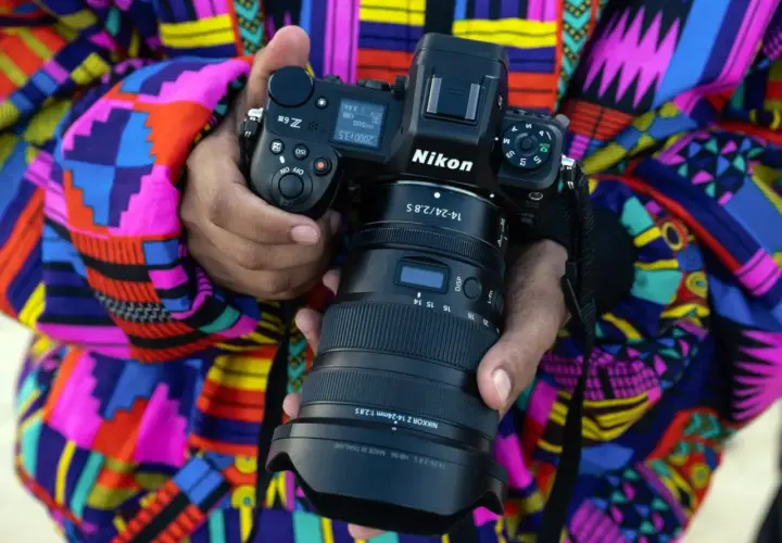 Nikon Z6 z obiektywem 14-24mm f/2.8 S. Idealny aparat na początek przygody z fotografią, w kolorowym stroju.