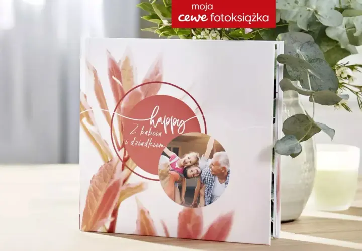 Cewe fotoksiążka z uśmiechniętą rodziną. Sprawdź cennik i stwórz własną, pełną wspomnień książkę.