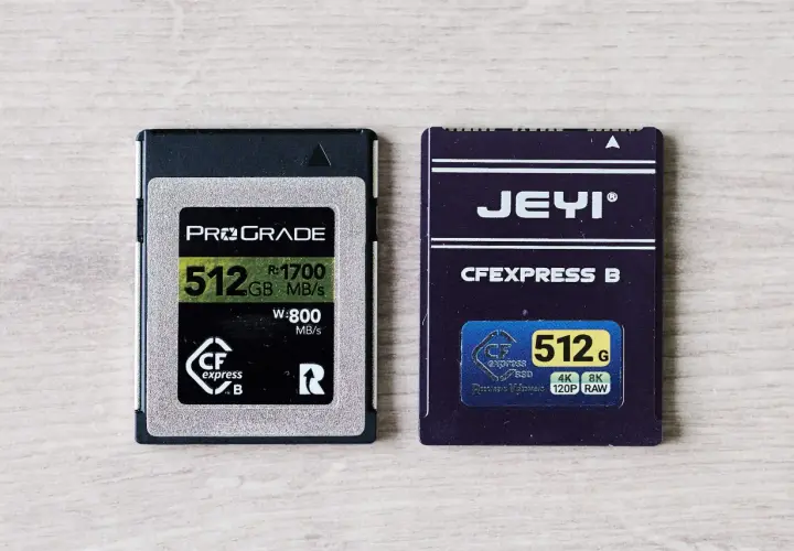 Dwie karty pamięci CFexpress Type B: ProGrade 512 GB i Jeyi 512 GB, gotowe do zapisu 4K i 8K RAW.