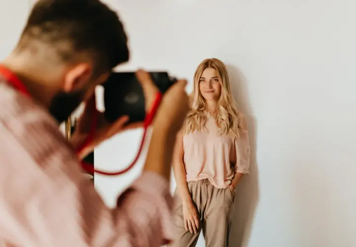 Fotografia kobieca w rytmie ruchu – jak uchwycić dynamiczne kadry z charakterem