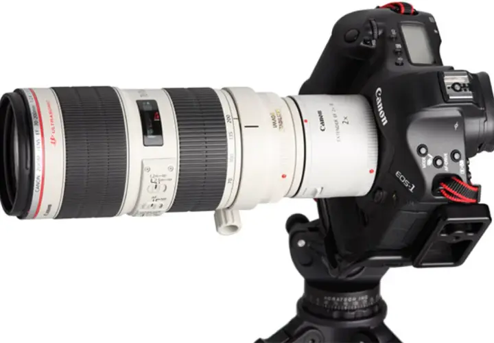 Profesjonalny zestaw Canon z telekonwerterem 2x, obiektywem EF 70-200mm i aparatem EOS-1 na statywie.