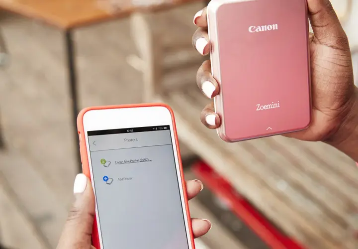 Jak połączyć drukarkę Canon z telefonem? Na ekranie telefonu widać listę drukarek, w tym Canon Mini Printer.