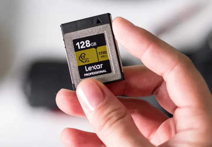 Dłoń trzyma kartę flash Lexar Professional 128GB CFexpress.