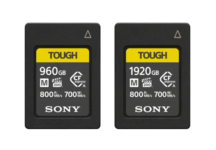 Dwie karty pamięci Sony TOUGH CFexpress typu A: 960 GB i 1920 GB, z prędkościami odczytu/zapisu 800/700 MB/s.