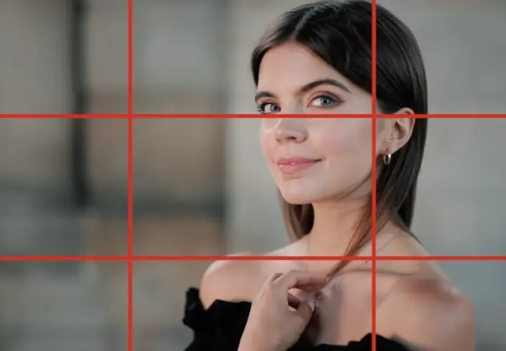 Uśmiechnięta kobieta z niebieskimi oczami, jej twarz znajduje się na przecięciu linii w trójpodział fotografia.
