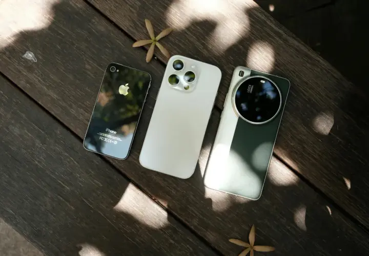 Ewolucja telefonów: od starego iPhone'a, przez nowy model, po zaawansowany aparat z logo Leica. Czy to już koniec dylematu iPhone czy Samsung?