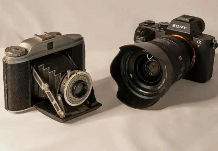 Stary aparat mieszkowy i nowoczesny Sony pokazują, jak działa aparat fotograficzny.