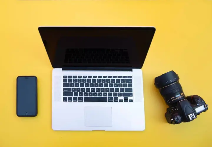 Laptop, smartfon i aparat Nikon. Może być używany z nikon webcam utility do streamowania.