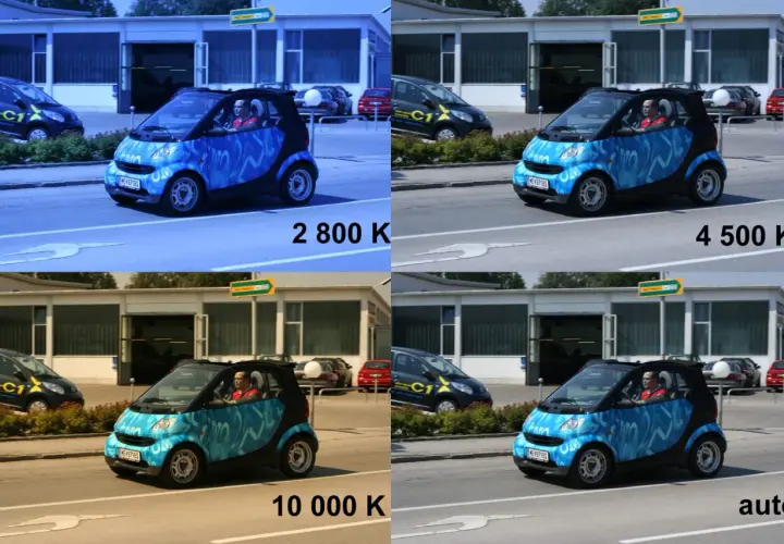 Cztery ujęcia tego samego niebieskiego smarta pokazują, jak zmienia się balans bieli. Od niebieskiego przy 2800 K, przez naturalne przy 4500 K i auto, do żółtego przy 10000 K.