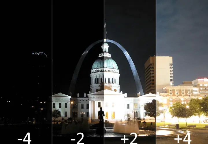 Cztery ujęcia Gateway Arch i otoczenia w St. Louis, pokazujące efekt bracketingu. Od ciemnego do jasnego, z widocznymi detalami budynków i nieba.