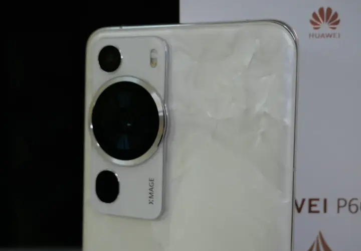 Biały Huawei P60 z modułem aparatów Xmage. Ten tani telefon z dobrym aparatem robi świetne zdjęcia.