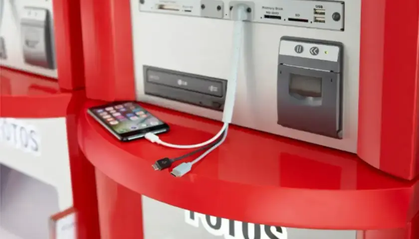 Telefon ładuje się przy kiosku z fotousługami. To jak cewe Rossmann, tylko z opcją szybkiego ładowania.