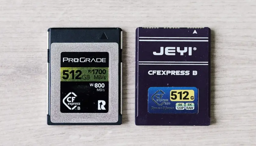 Dwie karty pamięci CFexpress Type B: ProGrade 512 GB i Jeyi 512 GB, gotowe do zapisu 4K i 8K RAW.