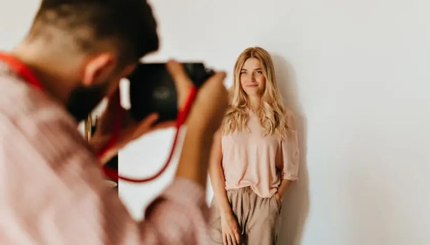 Fotografia kobieca w rytmie ruchu – jak uchwycić dynamiczne kadry z charakterem