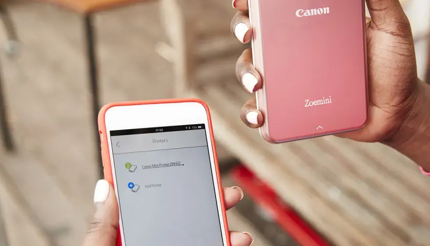 Jak połączyć drukarkę Canon z telefonem? Na ekranie telefonu widać listę drukarek, w tym Canon Mini Printer.