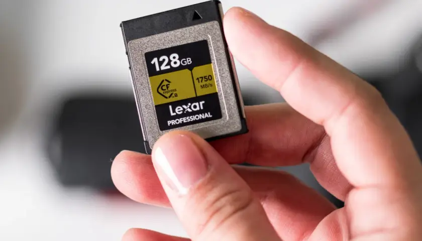 Dłoń trzyma kartę flash Lexar Professional 128GB CFexpress.