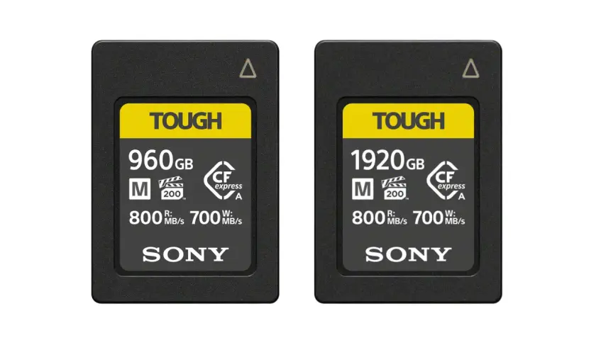 Dwie karty pamięci Sony TOUGH CFexpress typu A: 960 GB i 1920 GB, z prędkościami odczytu/zapisu 800/700 MB/s.