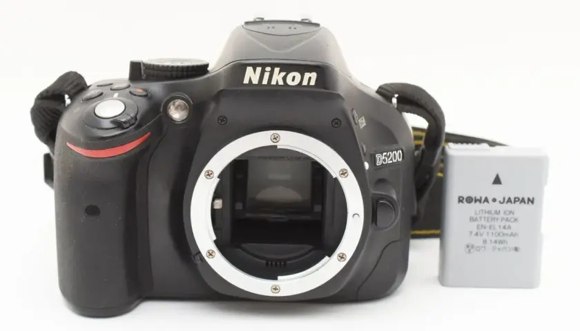 Aparat Nikon D5200 z obiektywem i baterią. Gotowy do uchwycenia niezapomnianych chwil.