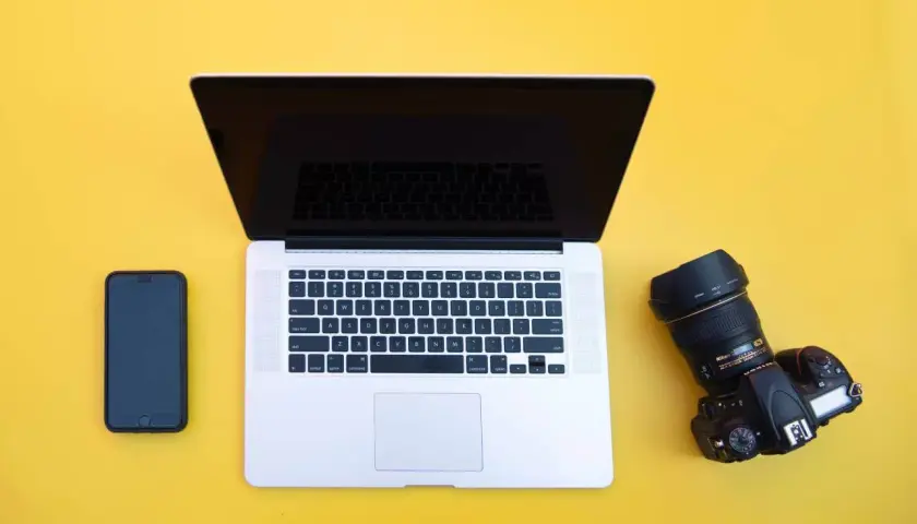 Laptop, smartfon i aparat Nikon. Może być używany z nikon webcam utility do streamowania.