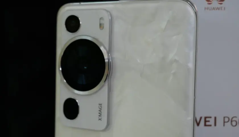 Biały Huawei P60 z modułem aparatów Xmage. Ten tani telefon z dobrym aparatem robi świetne zdjęcia.