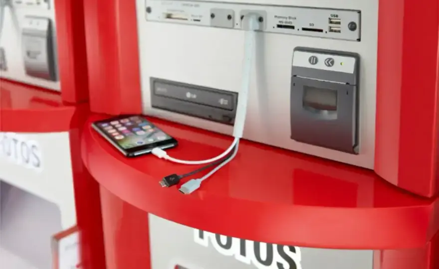 Druk zdjęć w Rossmannie - kiedy wybrać kiosk, a kiedy online?