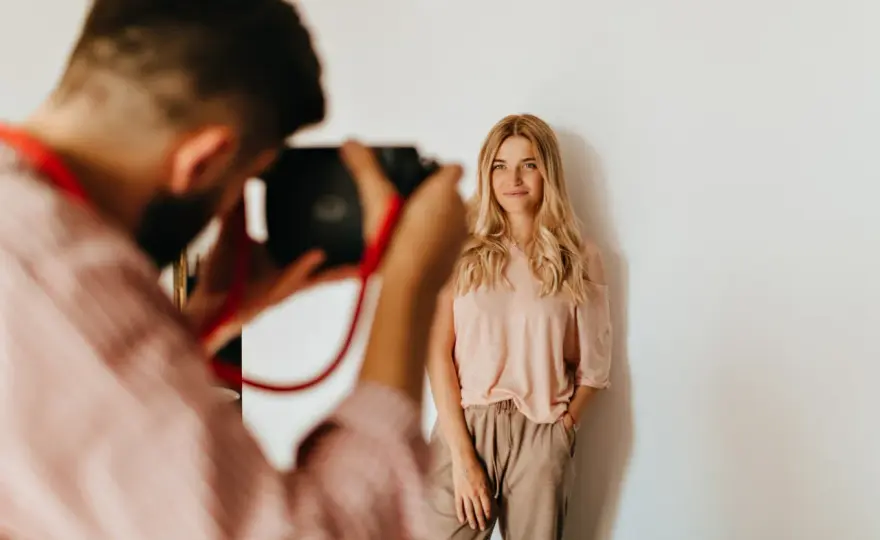Fotografia kobieca w rytmie ruchu – jak uchwycić dynamiczne kadry z charakterem