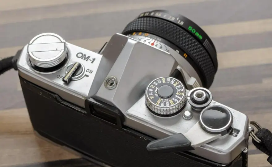Olympus OM-1 - klasyczna lustrzanka, która uczy fotografii