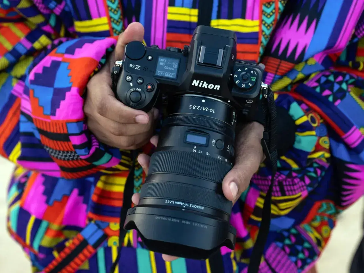 Nikon Z6 z obiektywem 14-24mm f/2.8 S. Idealny aparat na początek przygody z fotografią, w kolorowym stroju.
